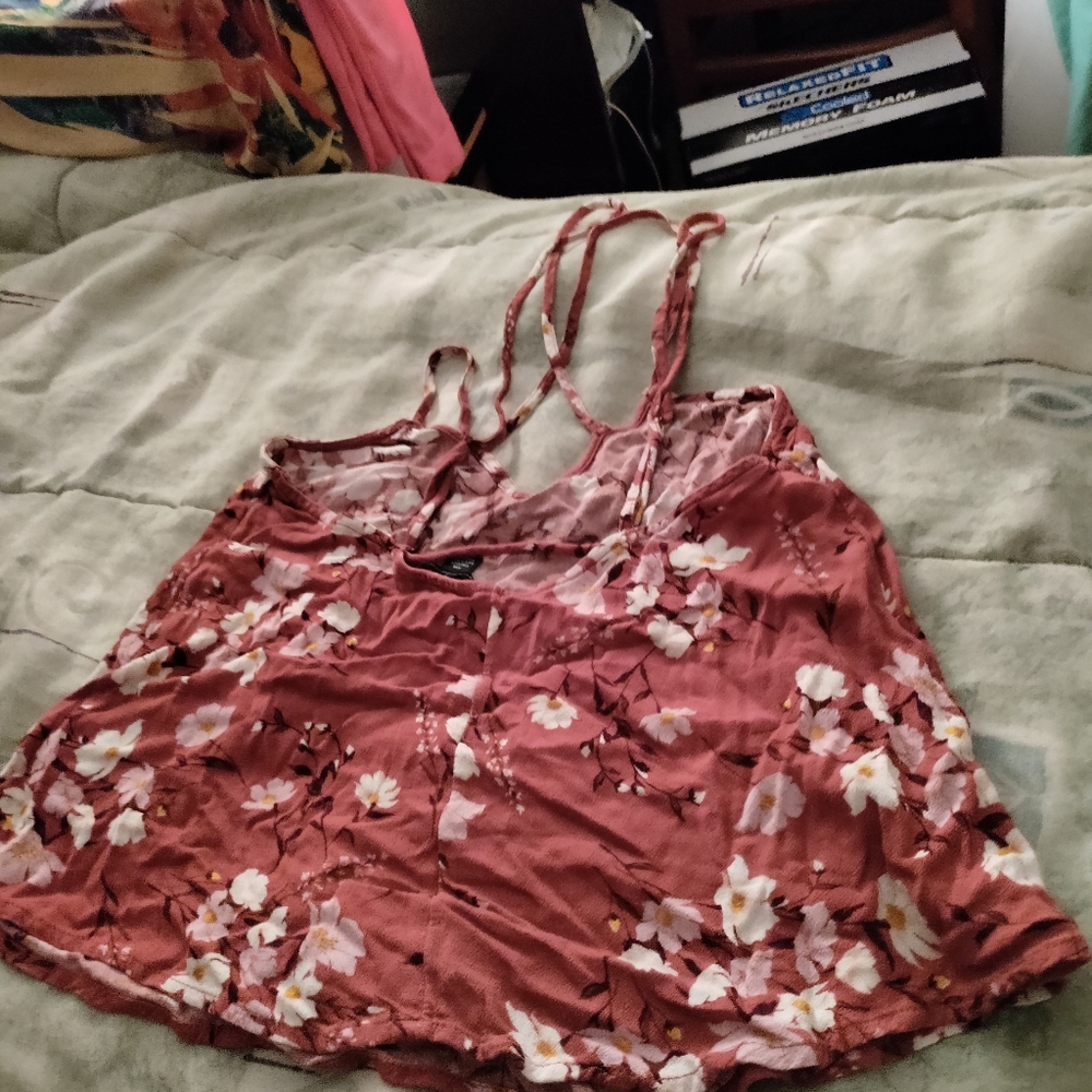 Beautiful top - Picture 2 of 2